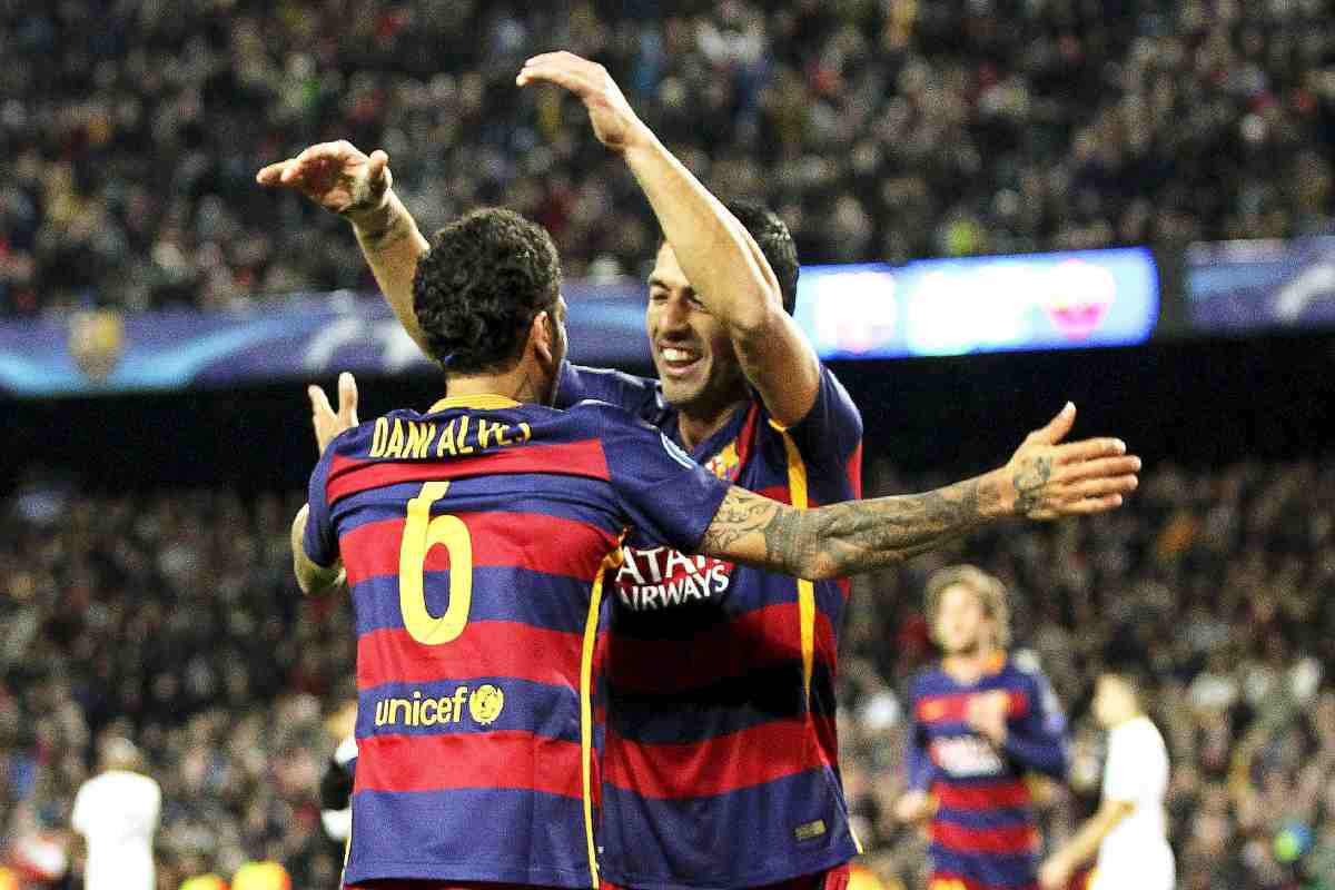 Suarez e Alves festeggiano un gol segnato contro la Roma