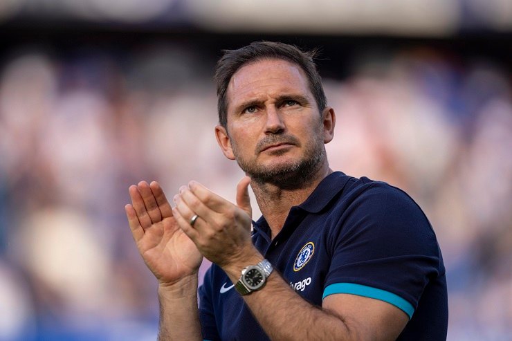 Frank Lampard applaude rivolto ai tifosi