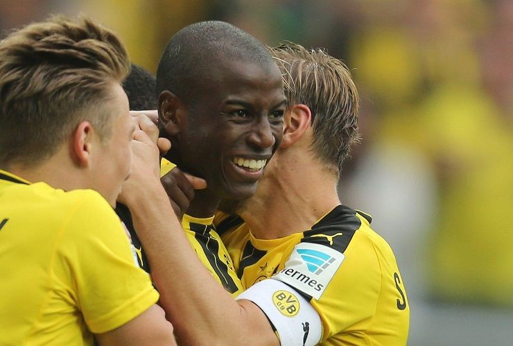 Adrian Ramos celebra con i suoi compagni di squadra