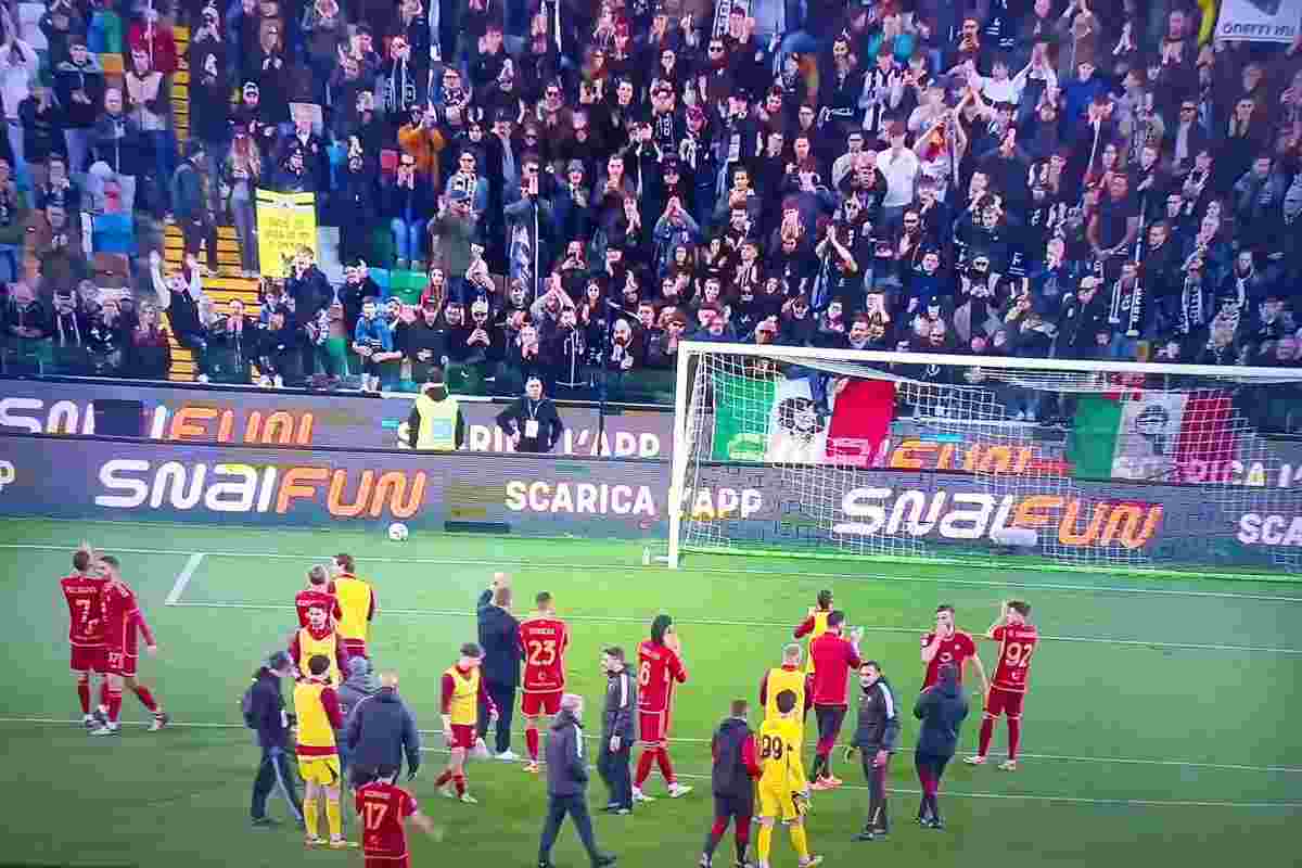 Giocatori della Roma ringraziano i tifosi dell'Udinese