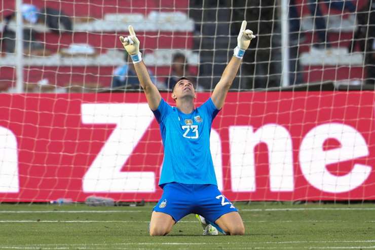 Emiliano Martinez festeggia la vittoria dell'Argentina al Mondiale, dopo aver provocato i calciatori francesi
