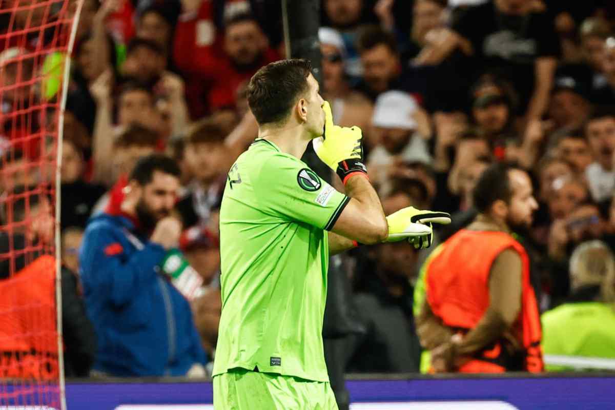 Il portiere dell'Aston Villa provoca i giocatori e i tifosi del Lille durante i calci di rigore nei quarti di finale di Conference League