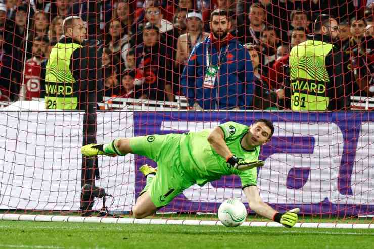 Emiliano Martinez è stato il grande protagonista nella vittoria ai rigori dell'Aston Villa contro il Lille