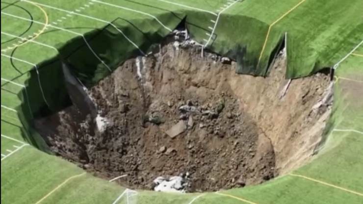 Voragine aperta in un campo