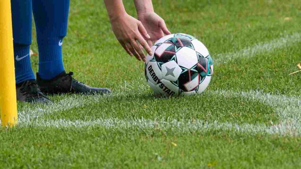 Un calciatore batte un corner