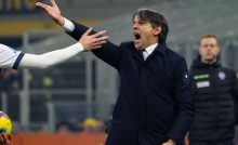 L'allenatore nerazzurro dell'Inter, Simone Inzaghi, mentre protesta per una decisione arbitrale