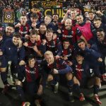 Bologna, il sindaco scatenato sui social: festeggia la vittoria rossoblù e lancia anche una frecciata al Milan? Nella foto, l'esultanza dei giocatori del Bologna