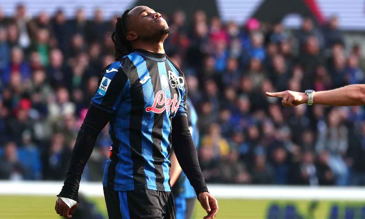 L'attaccante dell'Atalanta Ademola Lookman si dispera per una decisione arbitrale controversa