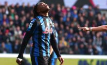 L'attaccante dell'Atalanta Ademola Lookman si dispera per una decisione arbitrale controversa