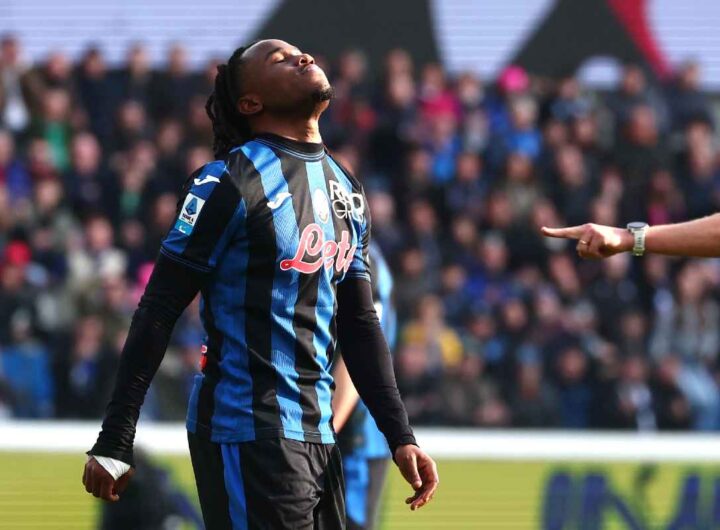 L'attaccante dell'Atalanta Ademola Lookman si dispera per una decisione arbitrale controversa