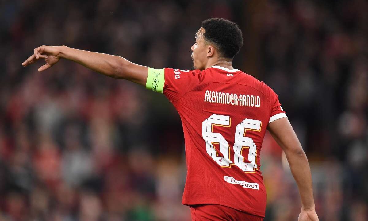 Trent Alexander-Arnold con la maglia del Liverpool discute con un compagno dopo un errore
