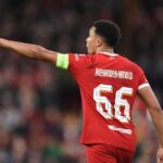Trent Alexander-Arnold con la maglia del Liverpool discute con un compagno dopo un errore