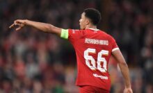 Trent Alexander-Arnold con la maglia del Liverpool discute con un compagno dopo un errore