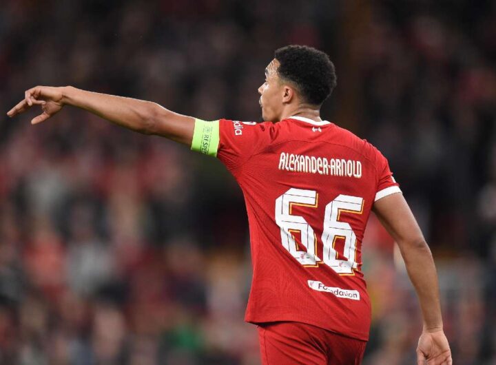 Trent Alexander-Arnold con la maglia del Liverpool discute con un compagno dopo un errore