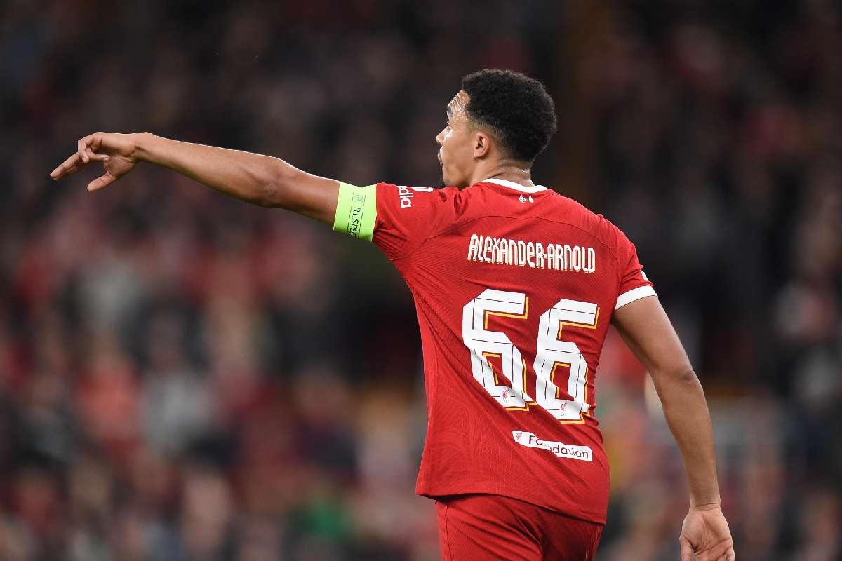 Trent Alexander-Arnold con la maglia del Liverpool discute con un compagno dopo un errore (il terzino inglese ha firmato con il Real Madrid)