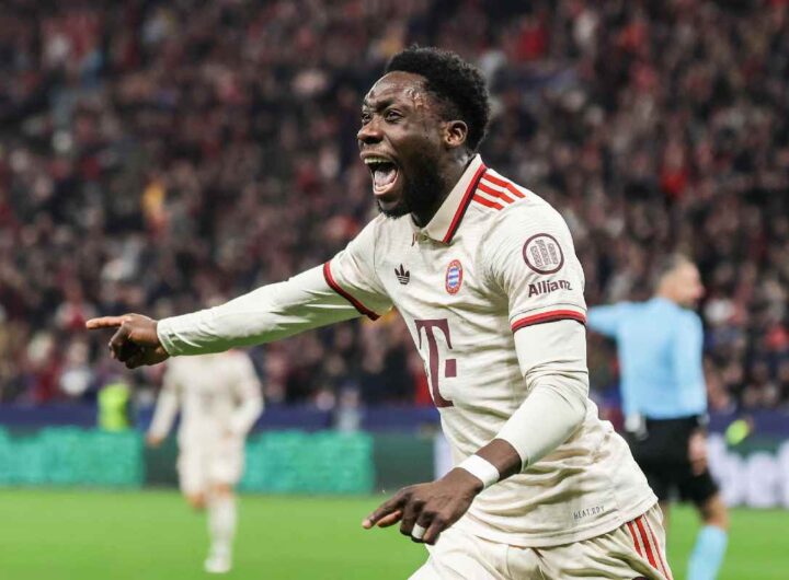 Alphonso Davies esulta dopo un gol segnato con la maglia del Bayern Monaco