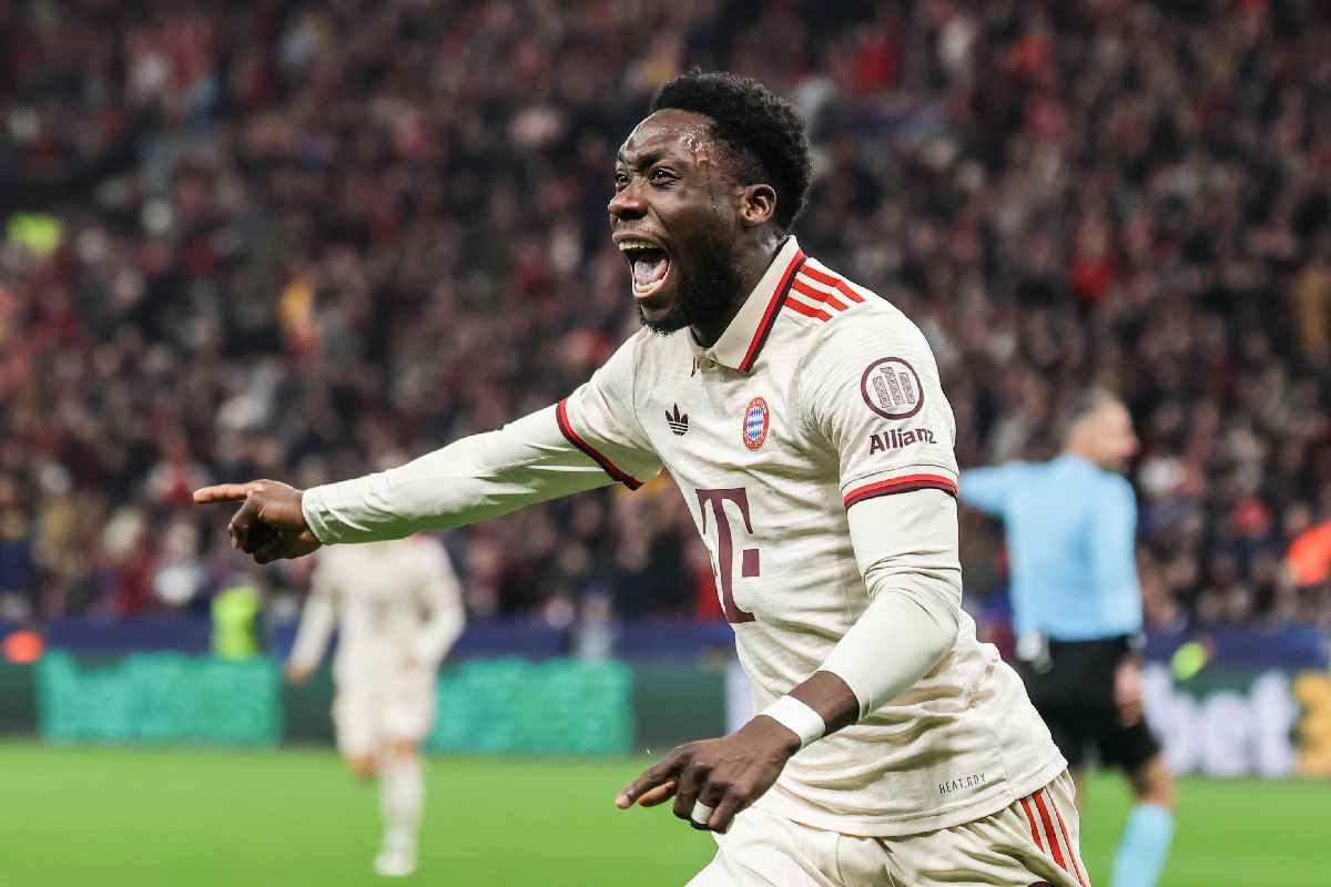 Alphonso Davies esulta dopo un gol segnato con la maglia del Bayern Monaco