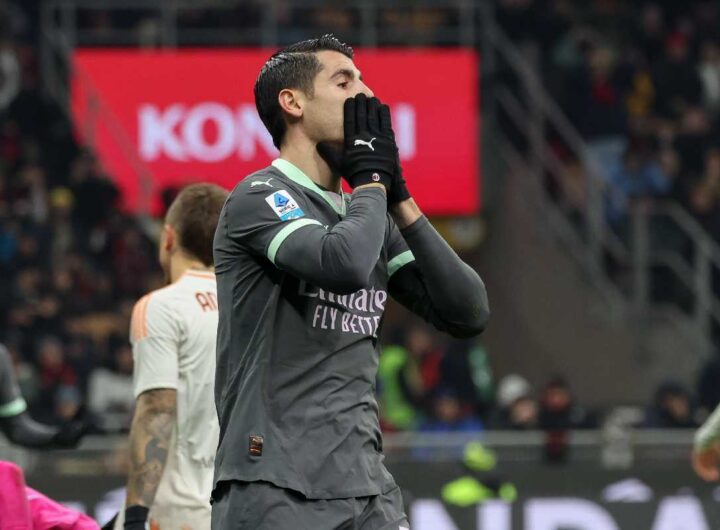 Alvaro Morata con la maglia del Milan si dispera dopo un gol sbagliato