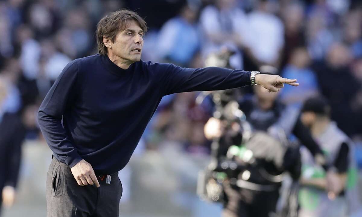 L'allenatore del Napoli Antonio Conte dà indicazioni a un suo giocatore