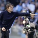 L'allenatore del Napoli Antonio Conte dà indicazioni a un suo giocatore - possibile ritorno sulla panchina bianconera della Juventus?
