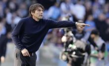 L'allenatore del Napoli Antonio Conte dà indicazioni a un suo giocatore - possibile ritorno sulla panchina bianconera della Juventus?