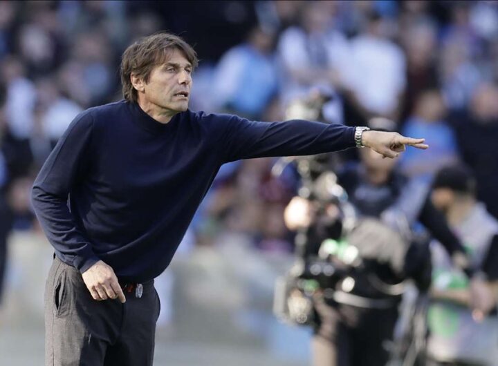 L'allenatore del Napoli Antonio Conte dà indicazioni a un suo giocatore