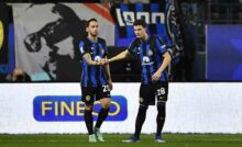 Benjamin Pavard con la maglia dell'Inter dà la mano a Calhanoglu