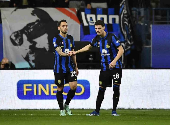 Benjamin Pavard con la maglia dell'Inter dà la mano a Calhanoglu