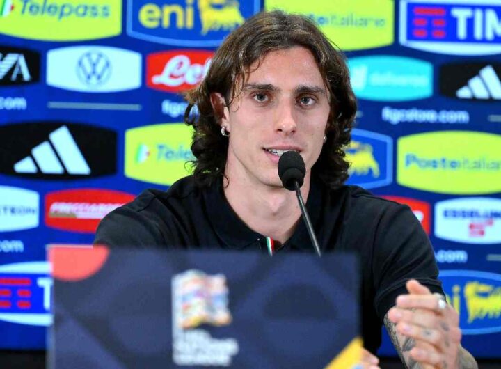 Riccardo Calafiori in conferenza stampa con la maglia della nazionale italiana