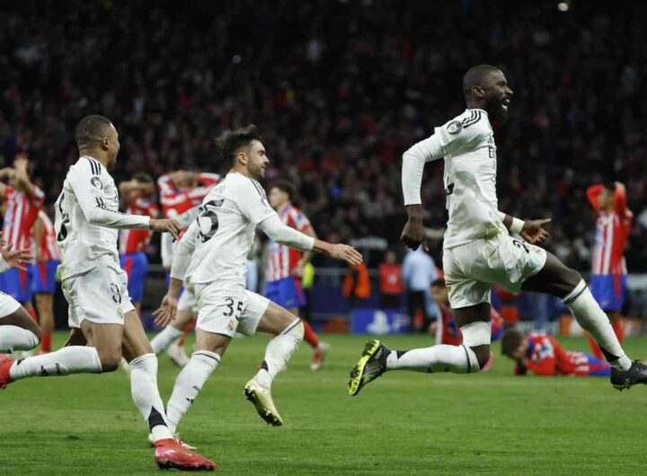 Champions League, Real Madrid ai quarti grazie ai rigori e anche al Var: cosa è successo? Nella foto, l'esultanza dei giocatori del Real Madrid e la disperazione di quelli dell'Atletico
