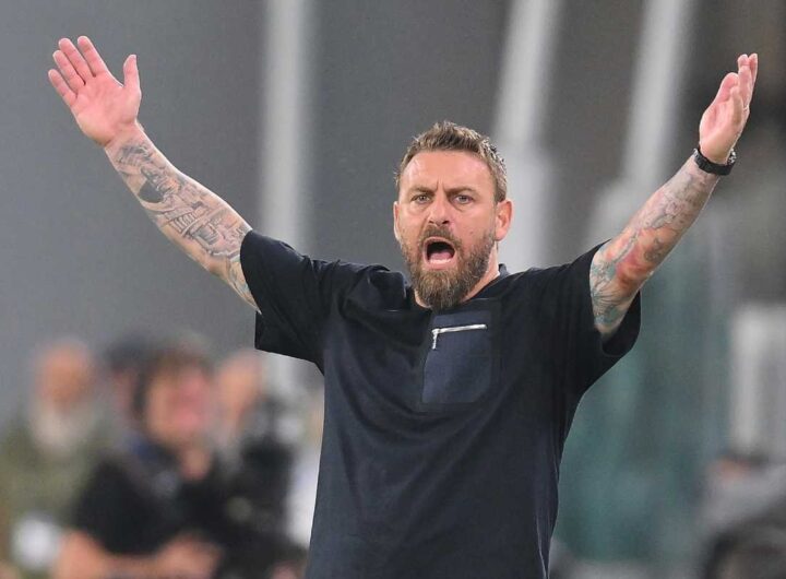L'ex allenatore della Roma Daniele De Rossi protesta con il direttore di gara per una decisione discutibile