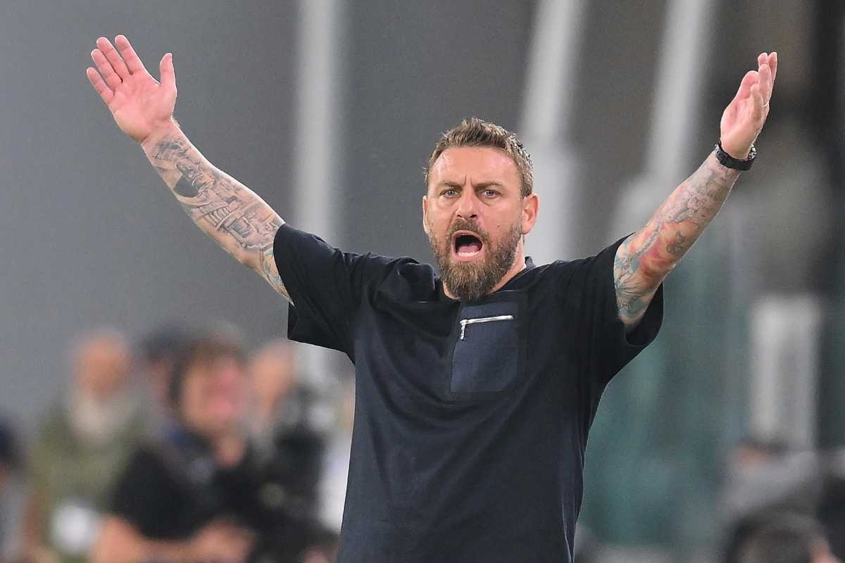 L'ex allenatore della Roma Daniele De Rossi protesta con il direttore di gara per una decisione discutibile