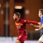 Davide Santon difende il pallone da un attaccante della Sampdoria con la maglia della Roma nel 2021
