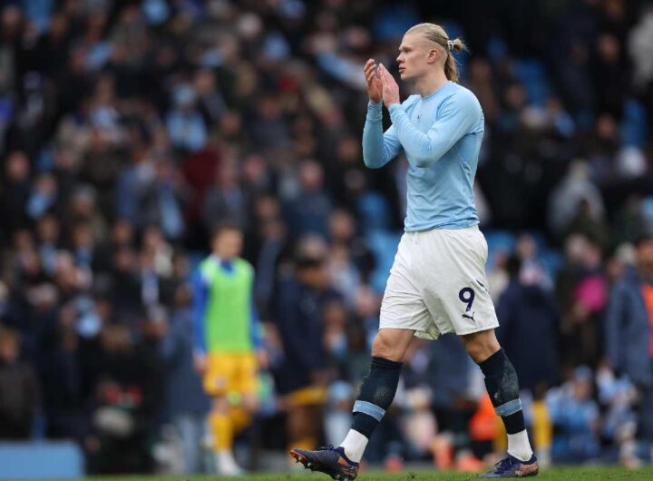 Erling Haaland viene sostituito dal suo allenatore Pep Guardiola