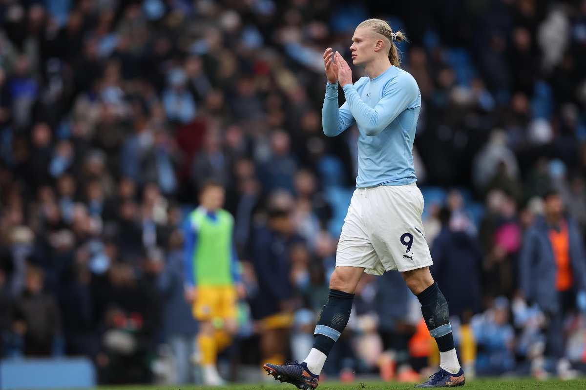 Erling Haaland viene sostituito dal suo allenatore Pep Guardiola