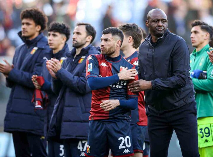 Genoa, non c'è pace in casa del Grifone: ennesimo stop per un top rossoblù. Nella foto, L'allenatore del Genoa, Patrick Vieira, insieme ai giocatori rossoblù del "Grifone"