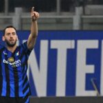 Hakan Calhanoglu con la maglia dell'Inter esulta dopo un gol a San Siro
