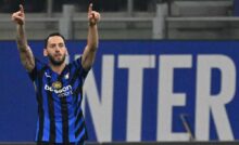 Hakan Calhanoglu con la maglia dell'Inter esulta dopo un gol a San Siro
