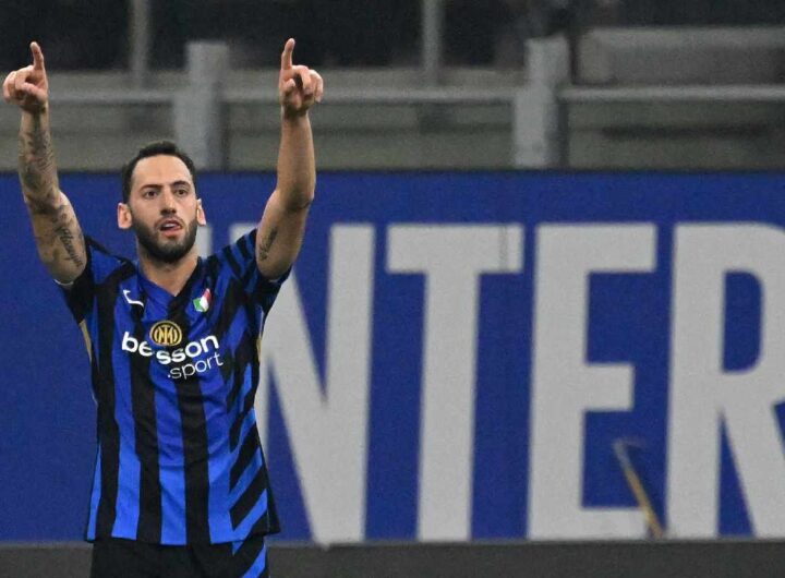 Hakan Calhanoglu con la maglia dell'Inter esulta dopo un gol a San Siro