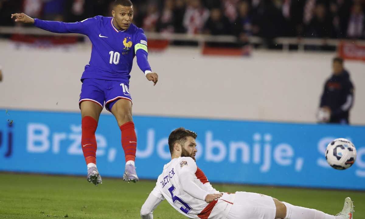 Kylian Mbappe con la maglia della Francia
