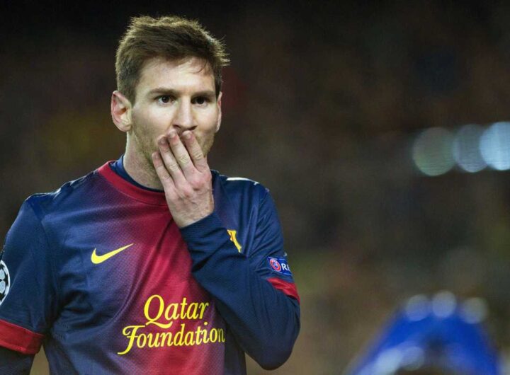 Lionel Messi con la maglia del Barcellona manda un bacio ai tifosi blaugrana