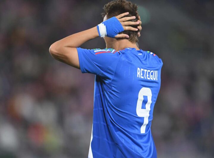 Mateo Retegui con le mani nei capelli dopo un errore con la maglia della nazionale italiana