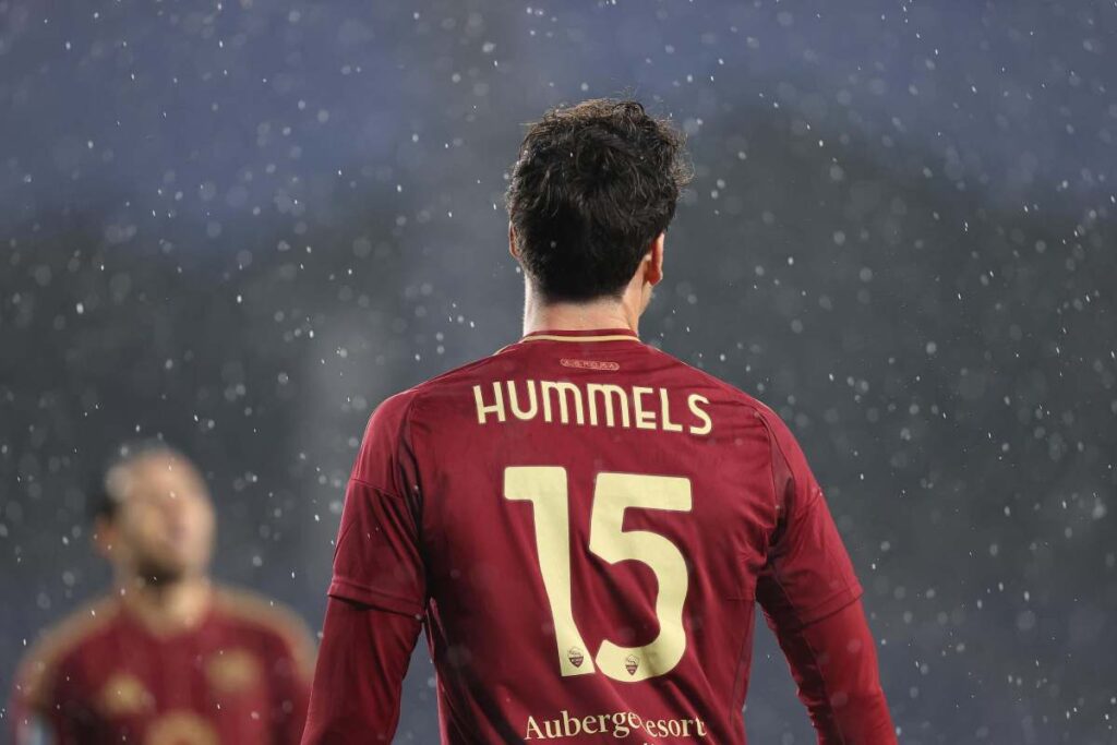 Mats Hummels di spalle con la maglia della Roma indosso