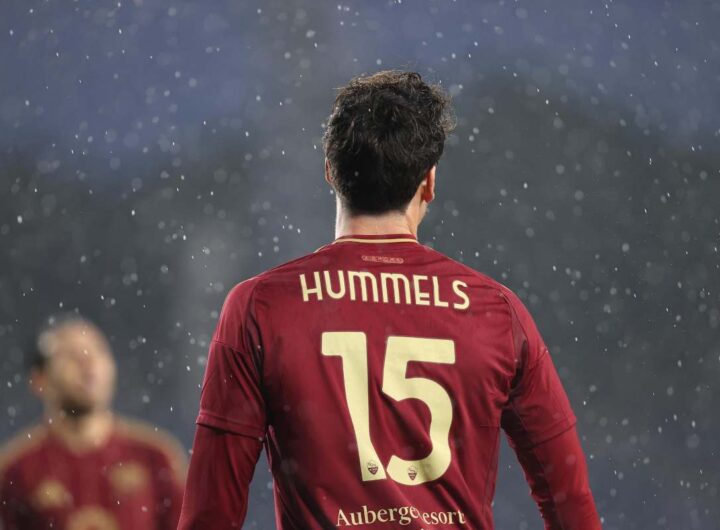 Mats Hummels di spalle con la maglia della Roma indosso