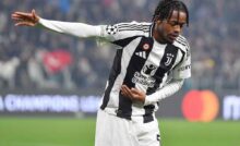 Mbangula con la maglia della Juventus celebra un gol con un inchino verso i tifosi