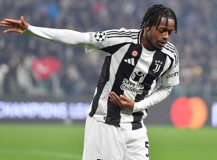 Mbangula con la maglia della Juventus celebra un gol con un inchino verso i tifosi