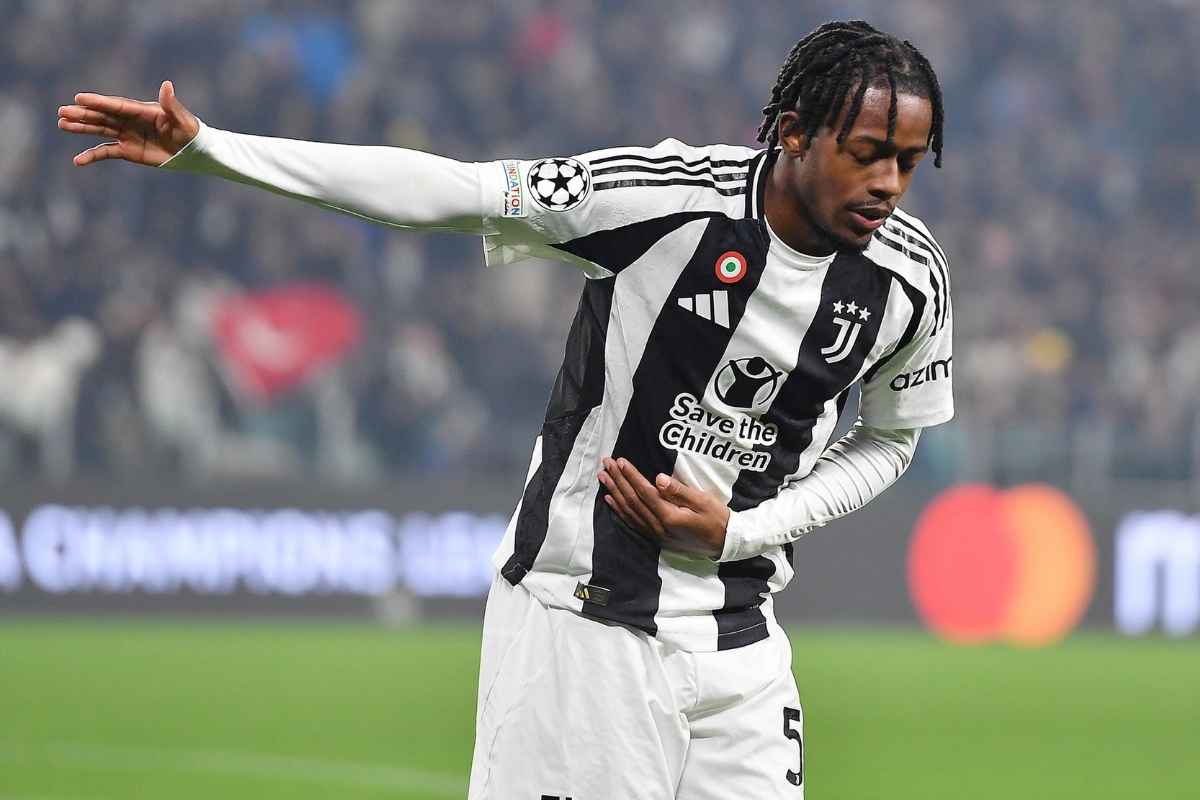 Mbangula con la maglia della Juventus celebra un gol con un inchino verso i tifosi