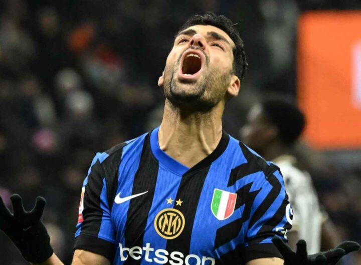 Mehdi Taremi con la maglia dell'Inter si dispera dopo un gol sbagliato