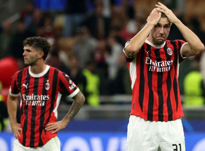I giocatori del Milan si disperano dopo una sconfitta
