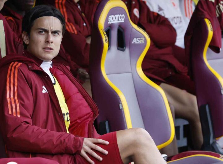 Paulo Dybala in panchina dopo l'infortunio subito nell'ultima partita giocata dalla Roma